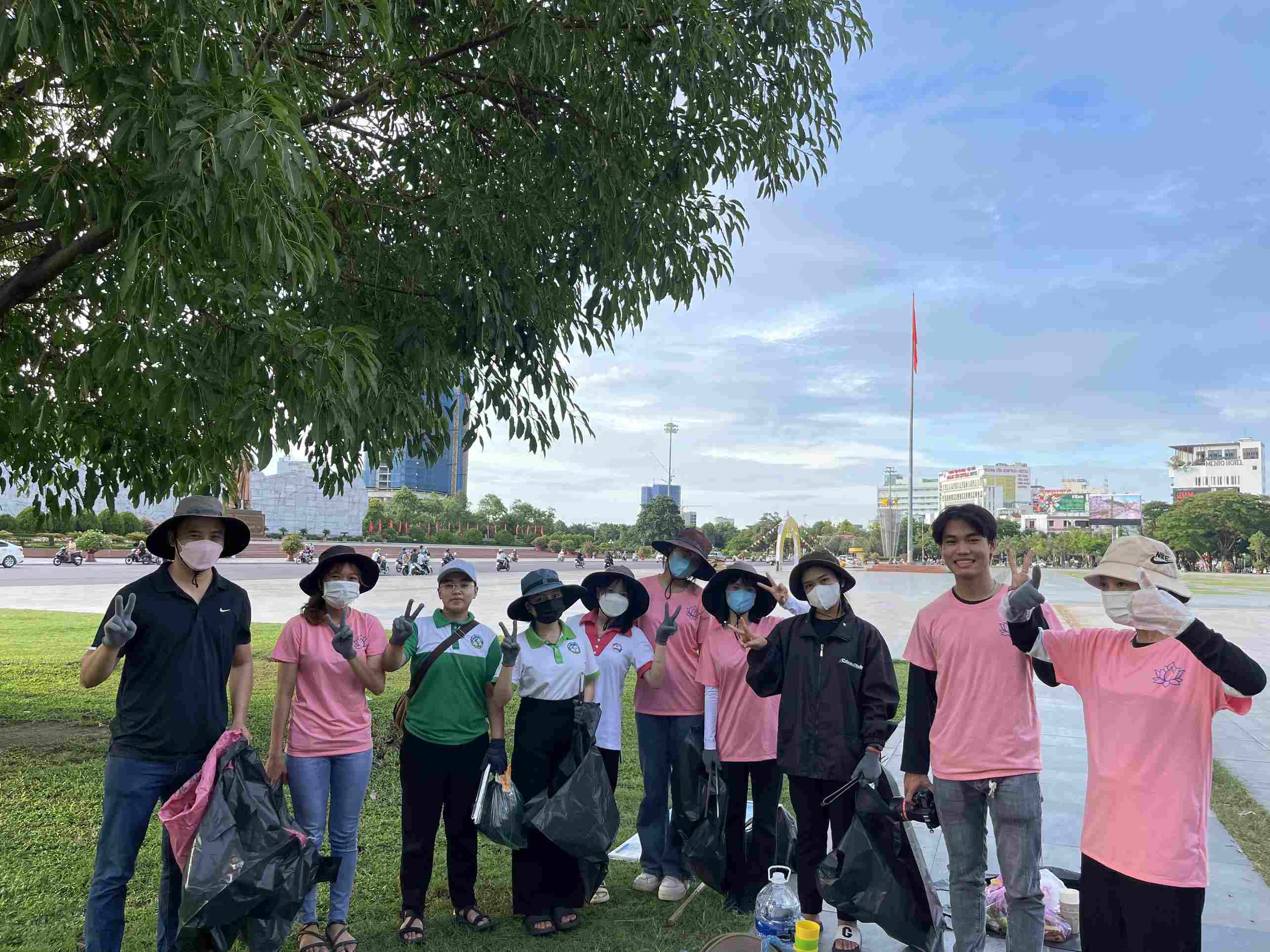 Tổ đình Minh Tịnh vận động nhặt rác bảo vệ môi trường